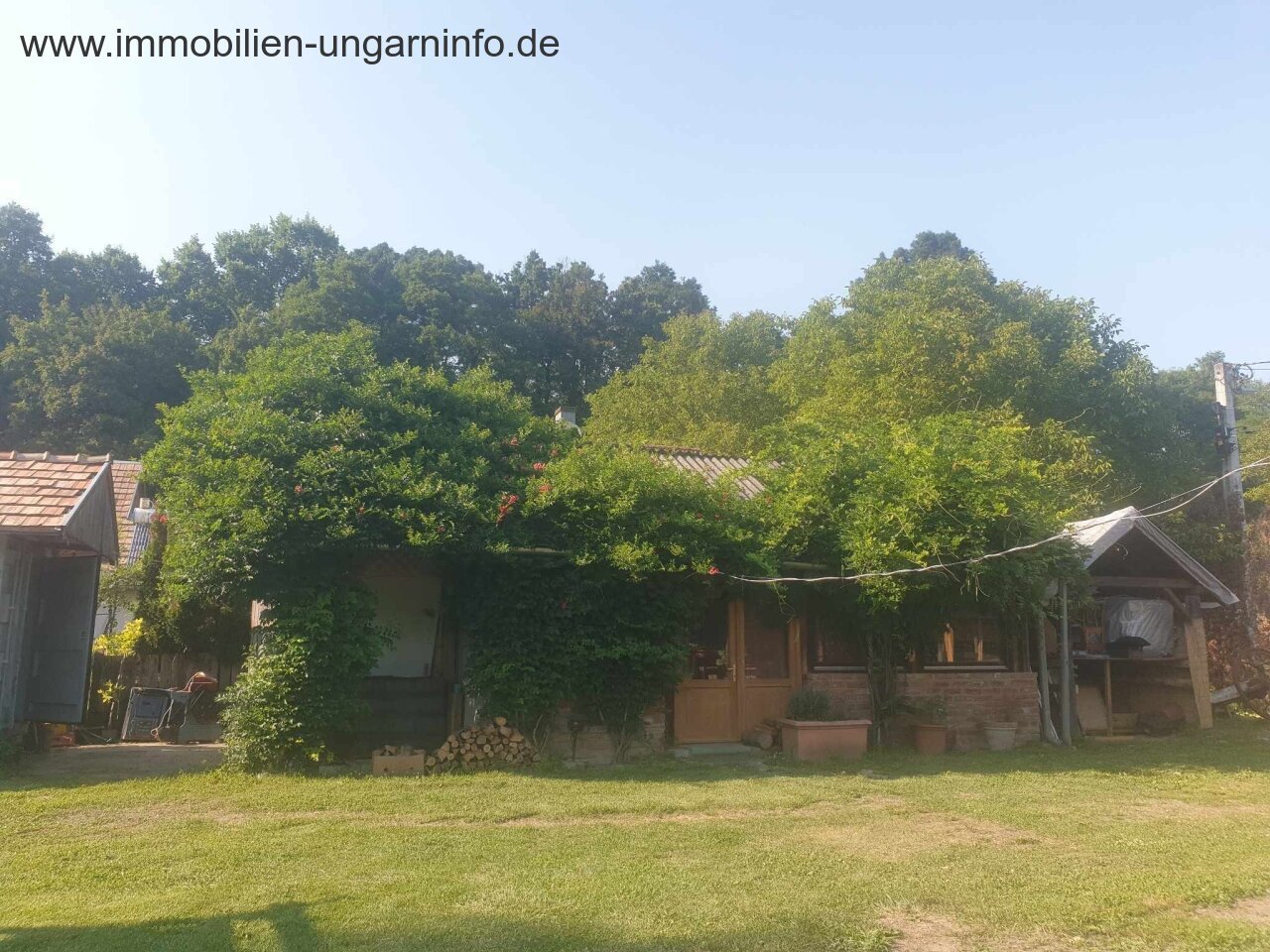 Zu verkaufen 3,2 Hektar großes Familienanwesen mit 3 Häusern, Pool, See, Wald