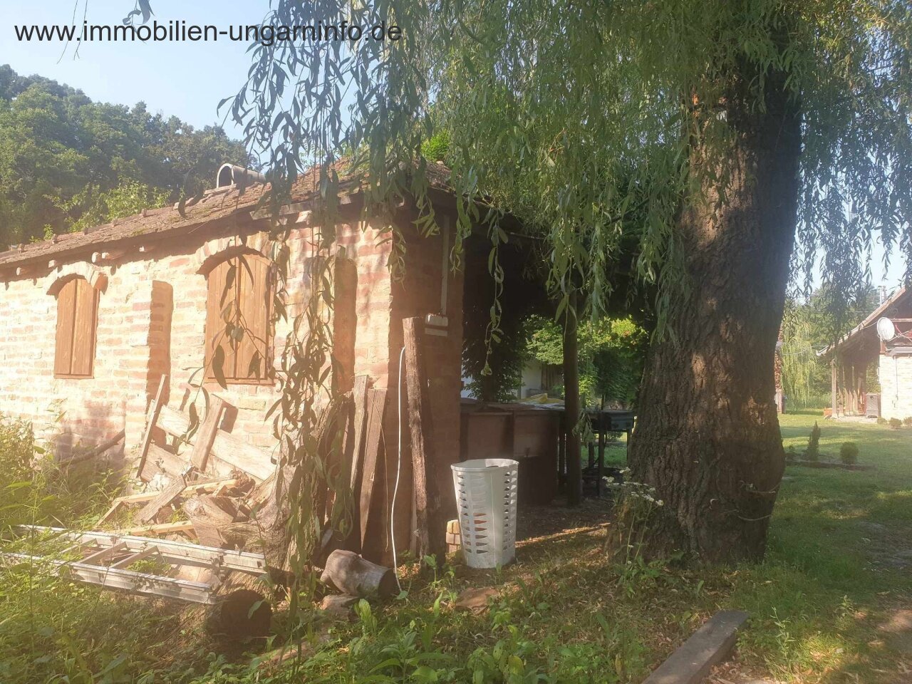 Zu verkaufen 3,2 Hektar großes Familienanwesen mit 3 Häusern, Pool, See, Wald