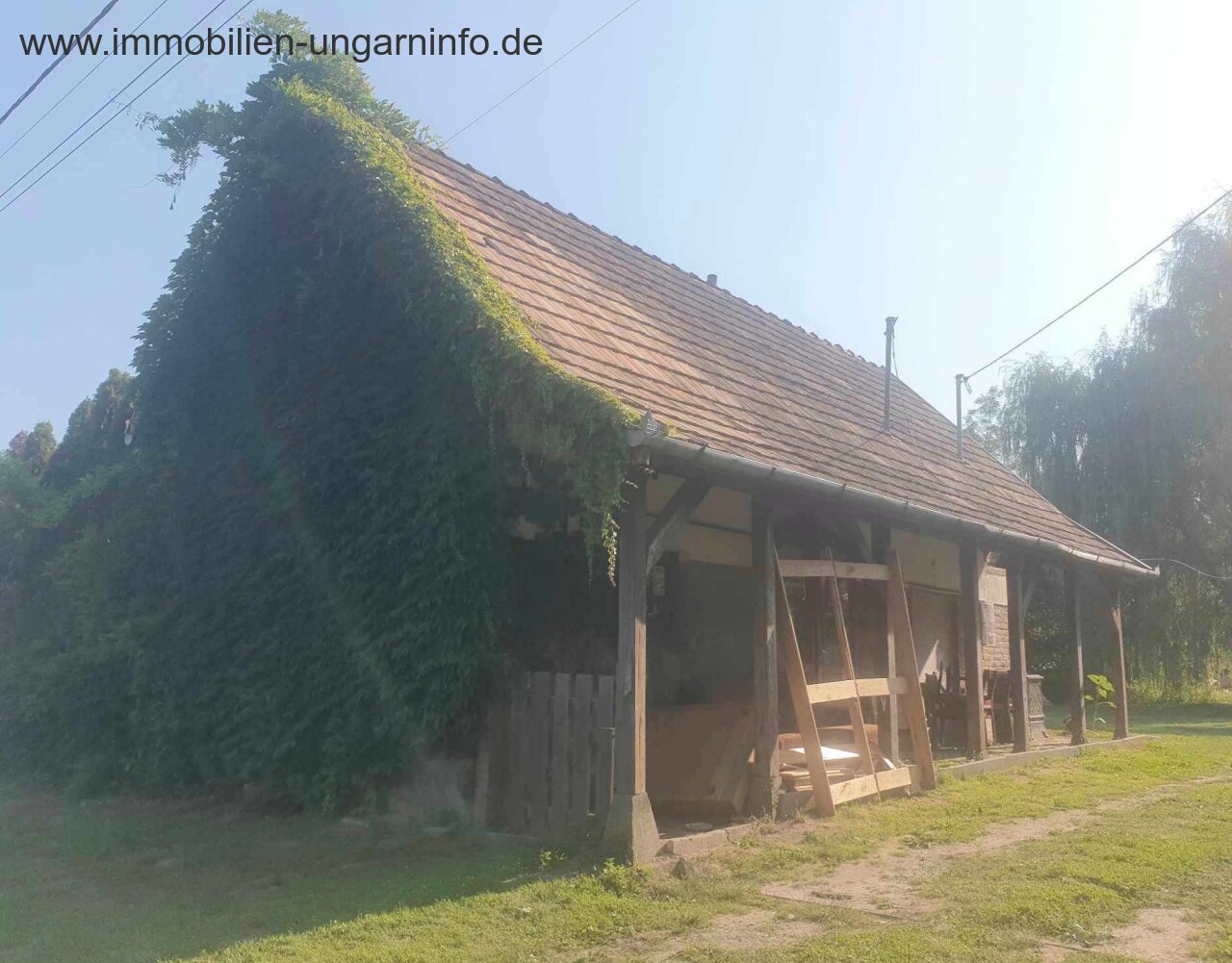 Zu verkaufen 3,2 Hektar großes Familienanwesen mit 3 Häusern, Pool, See, Wald