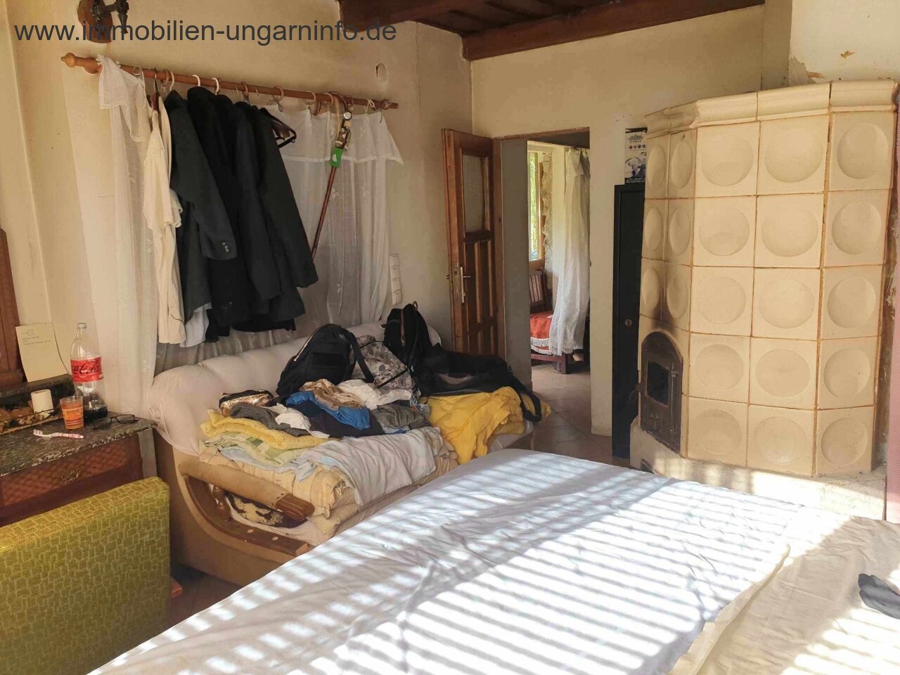 Zu verkaufen 3,2 Hektar großes Familienanwesen mit 3 Häusern, Pool, See, Wald