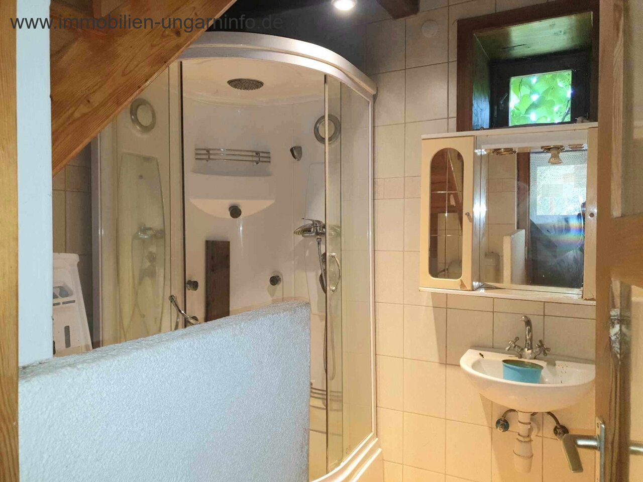 Zu verkaufen 3,2 Hektar großes Familienanwesen mit 3 Häusern, Pool, See, Wald