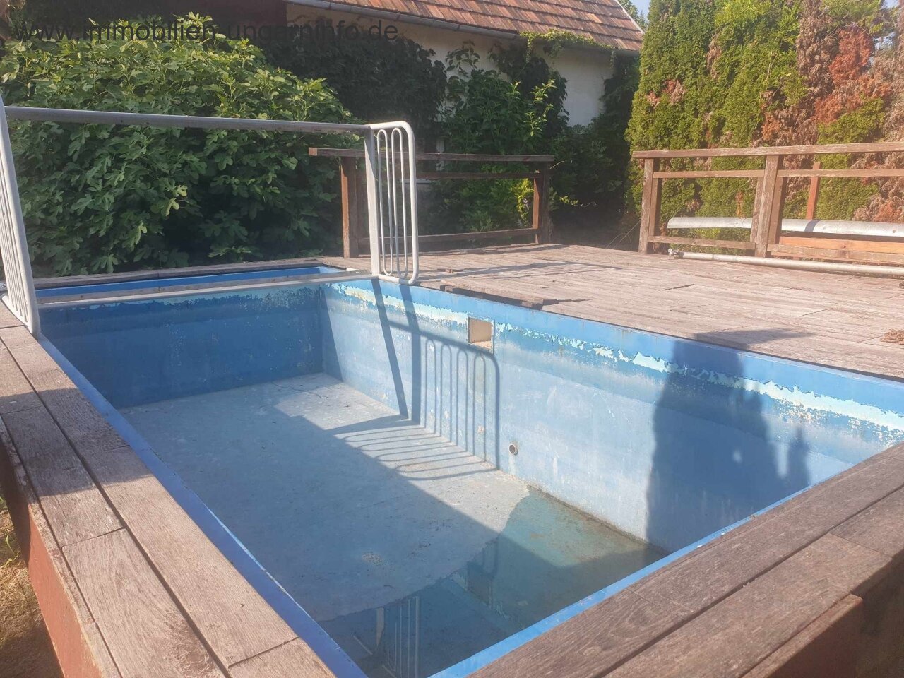 Zu verkaufen 3,2 Hektar großes Familienanwesen mit 3 Häusern, Pool, See, Wald