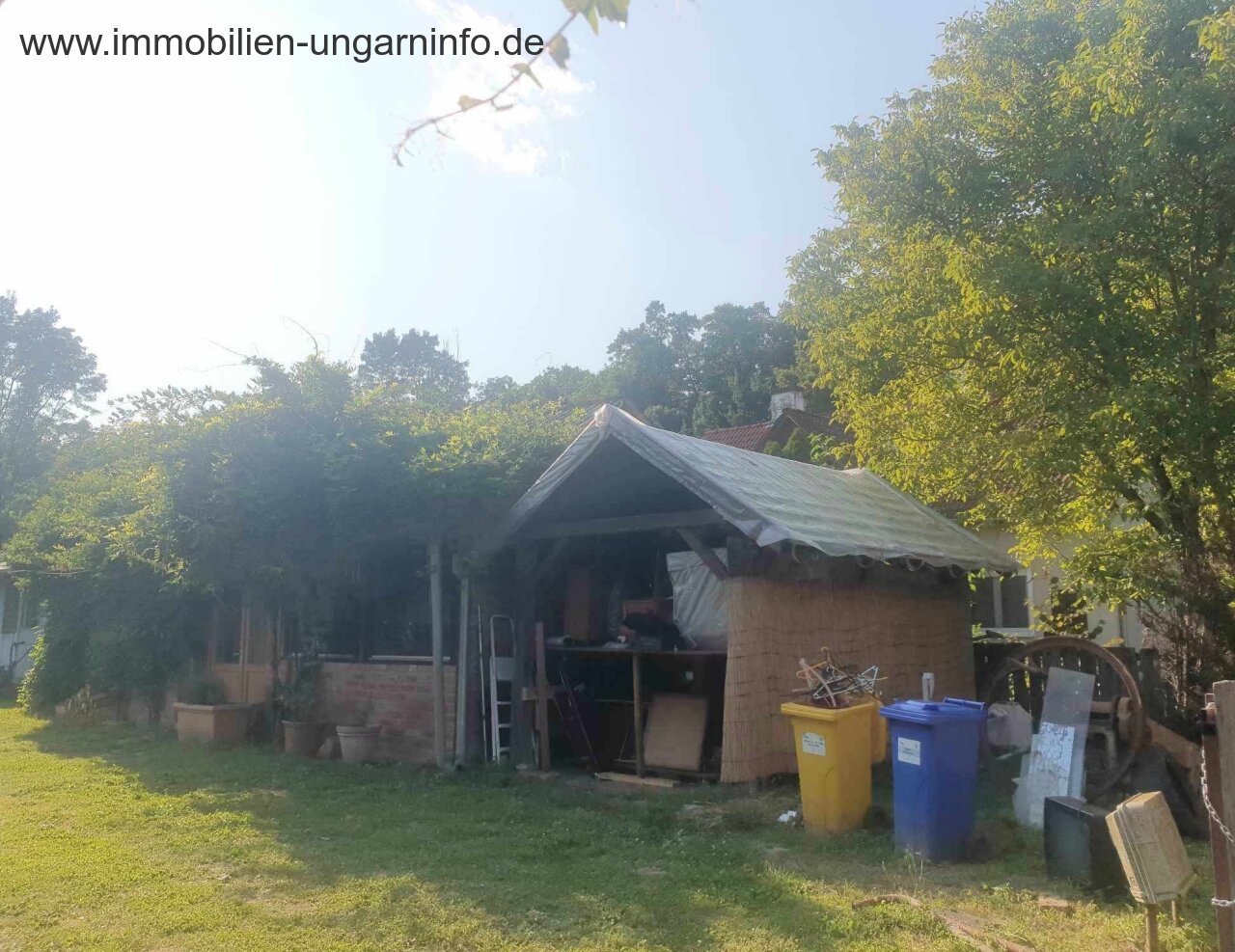 Zu verkaufen 3,2 Hektar großes Familienanwesen mit 3 Häusern, Pool, See, Wald