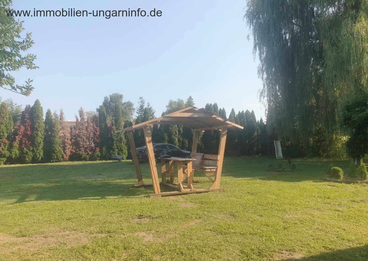 Zu verkaufen 3,2 Hektar großes Familienanwesen mit 3 Häusern, Pool, See, Wald