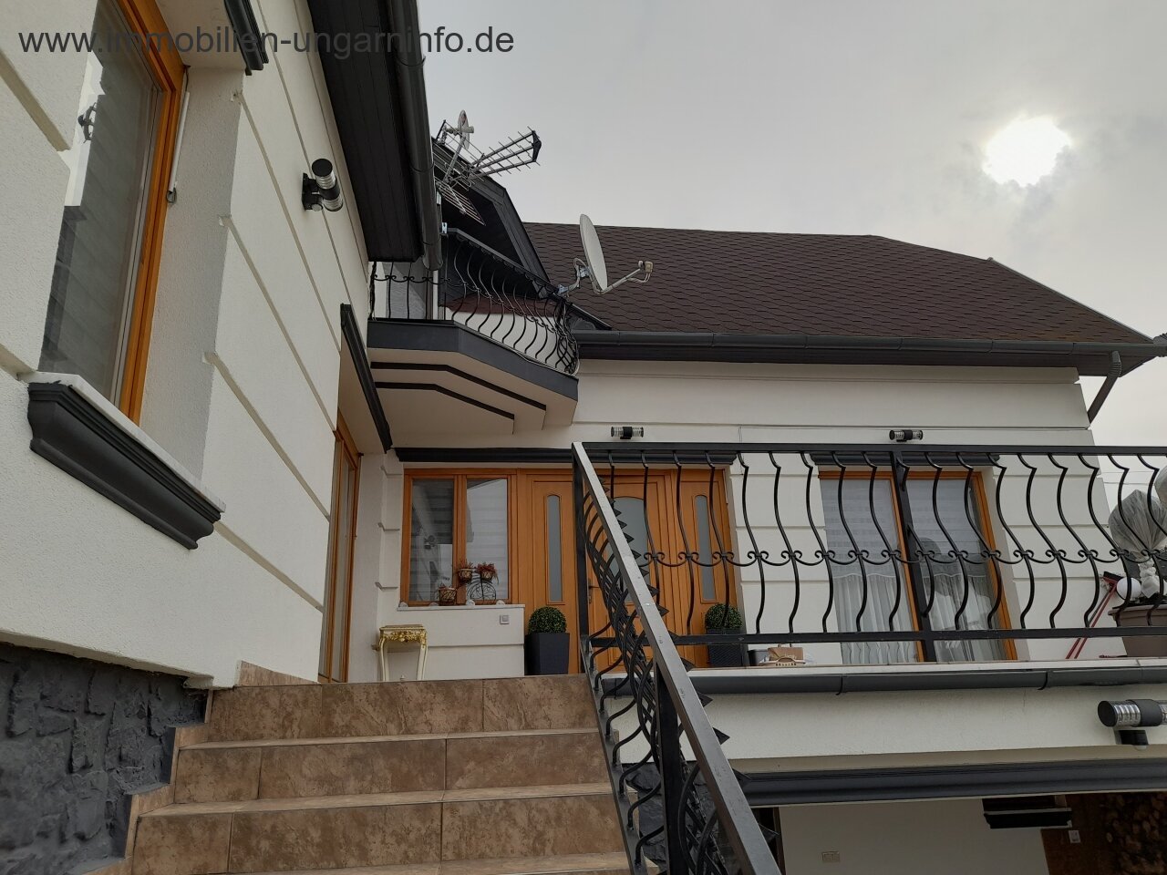 In der Nähe von Hévíz 3-stöckiges modernes Einfamilienhaus in ruhiger Umgebung, mit separatem Eingang Wohnung zu verkaufen