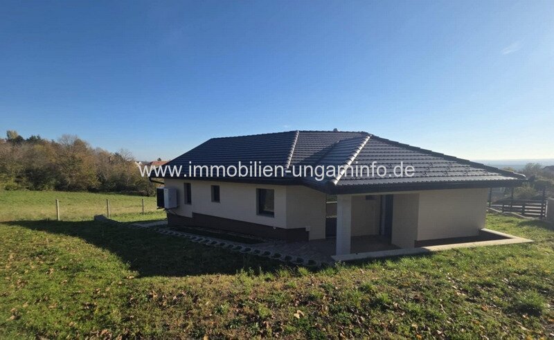 Neubau-Einfamilienhaus in der Region Nord-Balaton mit Panoramablick auf den Balaton