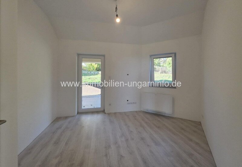 Neubau-Einfamilienhaus in der Region Nord-Balaton mit Panoramablick auf den Balaton