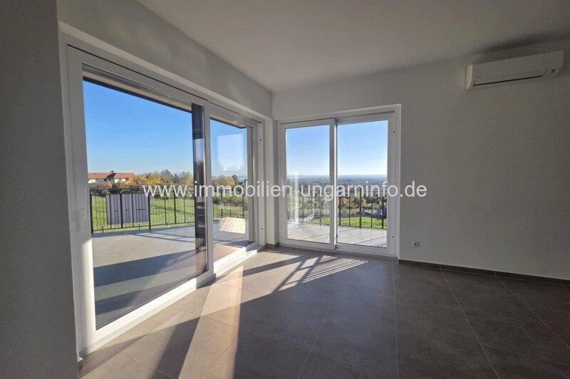 Neubau-Einfamilienhaus in der Region Nord-Balaton mit Panoramablick auf den Balaton