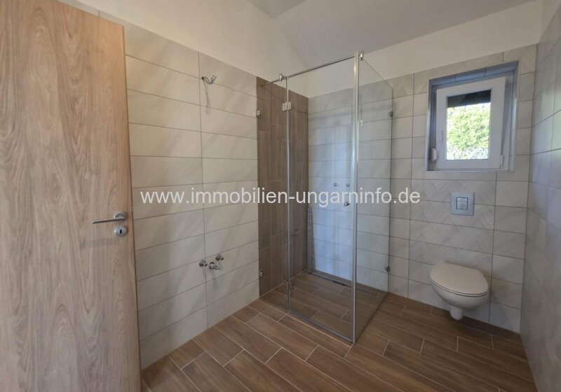 Neubau-Einfamilienhaus in der Region Nord-Balaton mit Panoramablick auf den Balaton