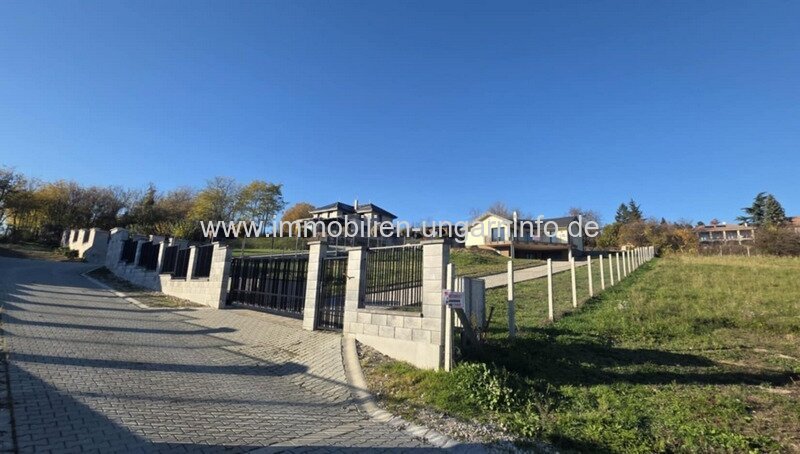 Neubau-Einfamilienhaus in der Region Nord-Balaton mit Panoramablick auf den Balaton