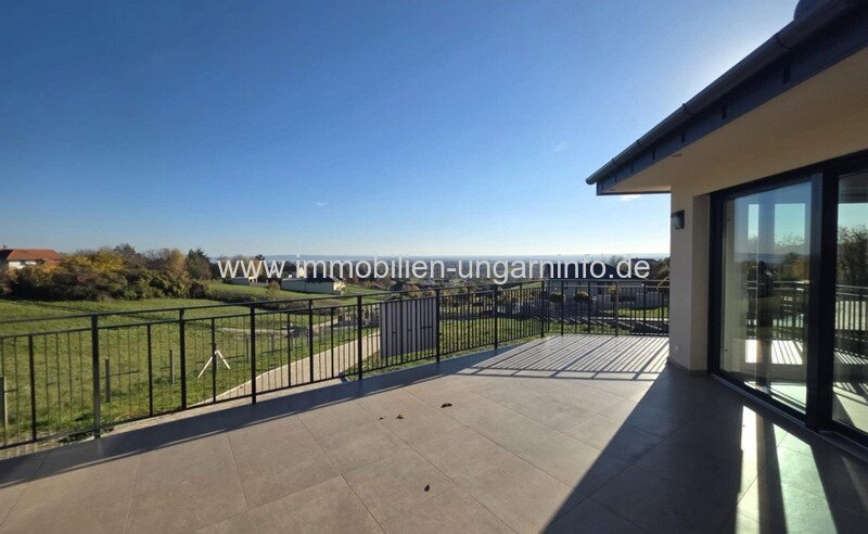 Neubau-Einfamilienhaus in der Region Nord-Balaton mit Panoramablick auf den Balaton