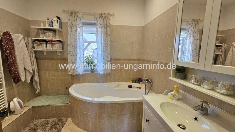 Modernes Niedrigenergie-Familienhaus in Balatonkeresztúr zu verkaufen