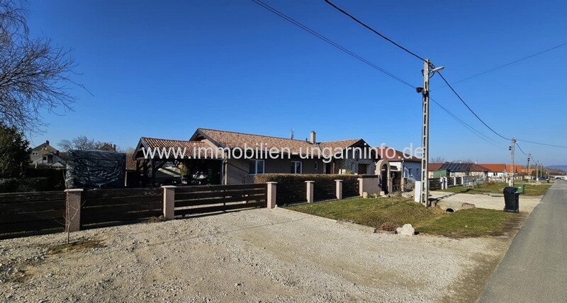 Modernes Niedrigenergie-Familienhaus in Balatonkeresztúr zu verkaufen