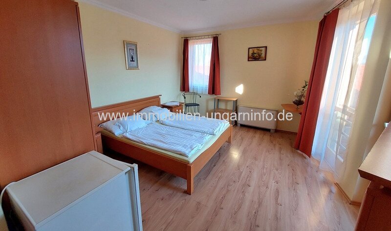 16-Zimmer-Pension mit Restaurant und Schwimmbad am Plattensee