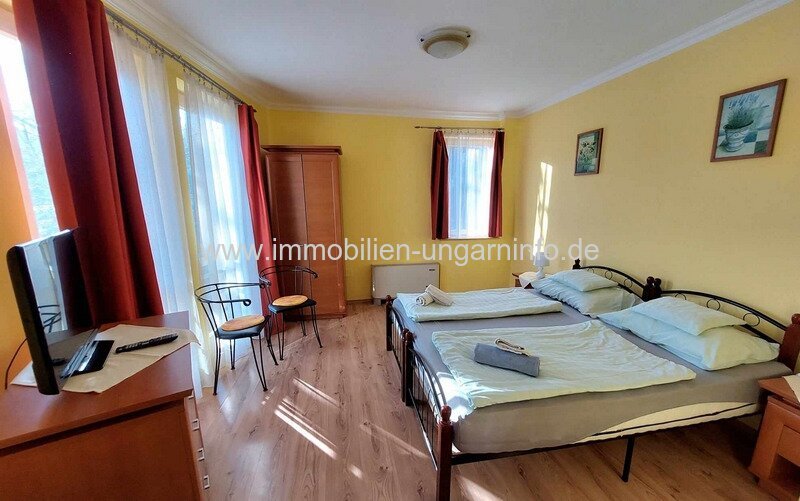 16-Zimmer-Pension mit Restaurant und Schwimmbad am Plattensee