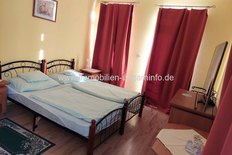 16-Zimmer-Pension mit Restaurant und Schwimmbad am Plattensee