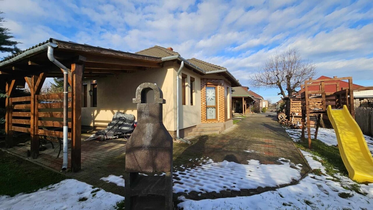 2 Häuser und Apartment auf einem Grundstück in der Nähe des Plattensees zu verkaufen