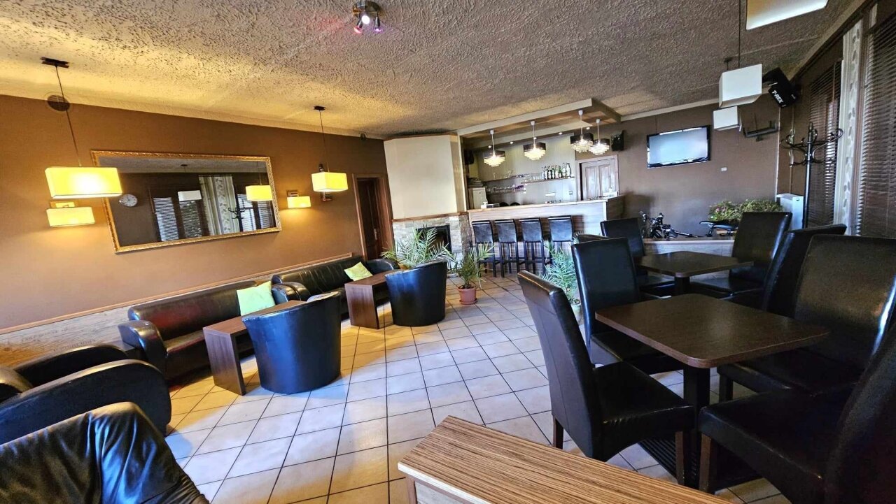 Einfamilienhaus und Geschäftsräume in einem zu verkaufen