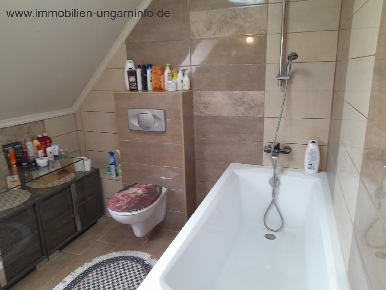 In der Nähe von Hévíz 3-stöckiges modernes Einfamilienhaus in ruhiger Umgebung, mit separatem Eingang Wohnung zu verkaufen