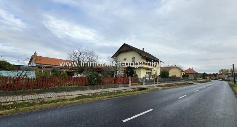 Mehrgenerationen-Einfamilienhaus mit Geschäftsraum in Marcali zu verkaufen