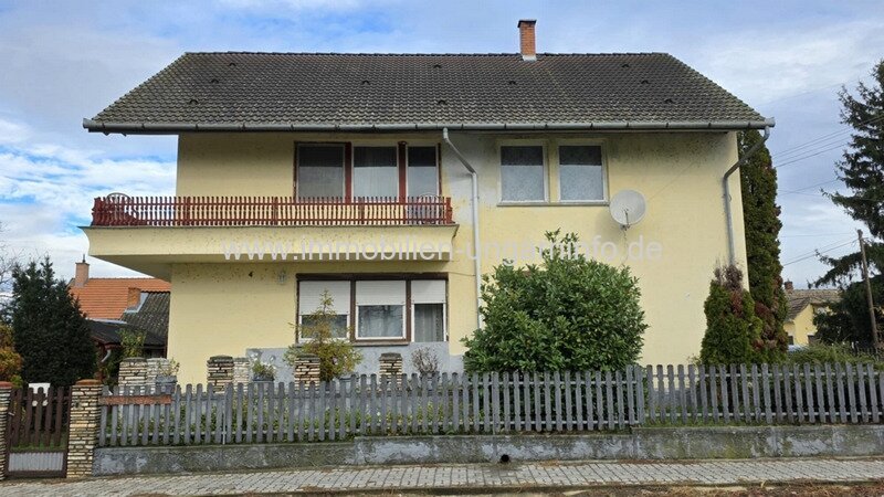 Mehrgenerationen-Einfamilienhaus mit Geschäftsraum in Marcali zu verkaufen