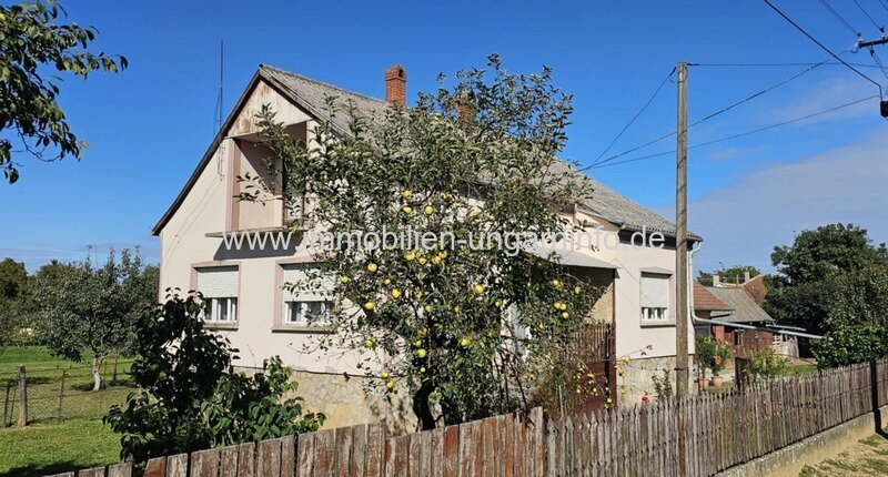 In einer kleinen Stadt, 12 km vom Balaton entfernt, steht ein Einfamilienhaus mit Apartment zum Verkauf
