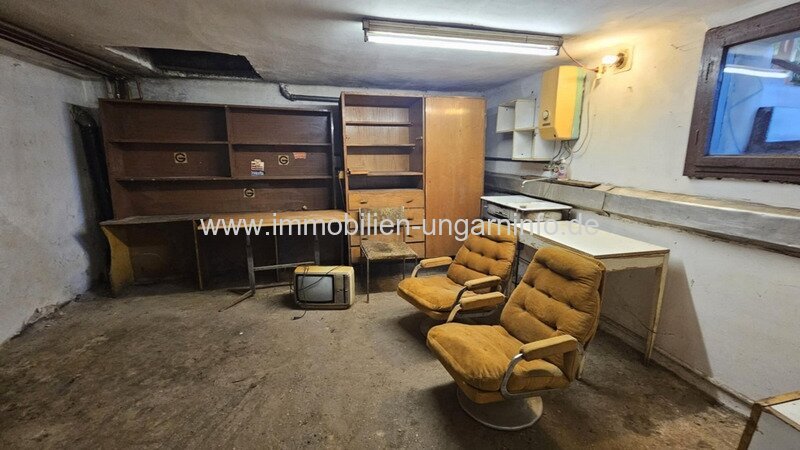 In einer kleinen Stadt, 12 km vom Balaton entfernt, steht ein Einfamilienhaus mit Apartment zum Verkauf