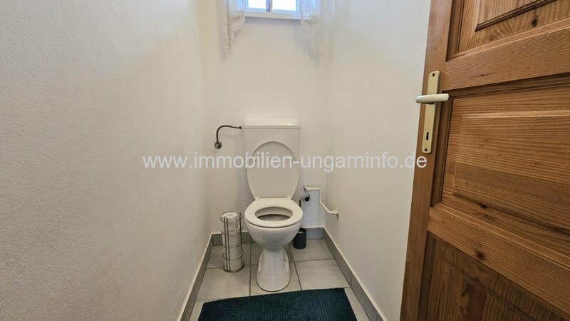 Neuartiges Einfamilienhaus in einer Kleinstadt am Plattensee zu verkaufen