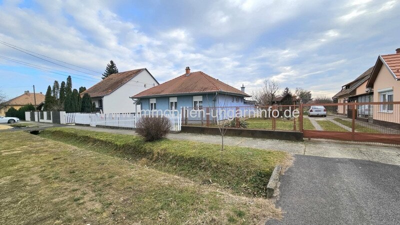 Neuartiges Einfamilienhaus in einer Kleinstadt am Plattensee zu verkaufen