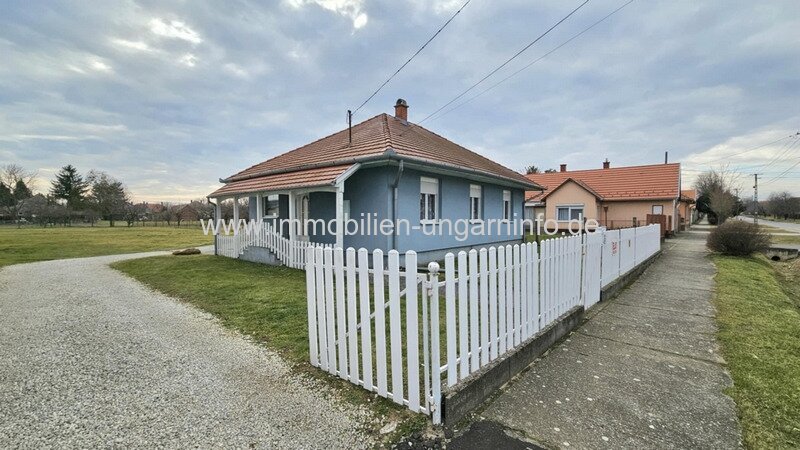 Neuartiges Einfamilienhaus in einer Kleinstadt am Plattensee zu verkaufen