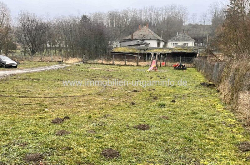 Einfamilienhaus mit großem Grundstück zu verkaufen