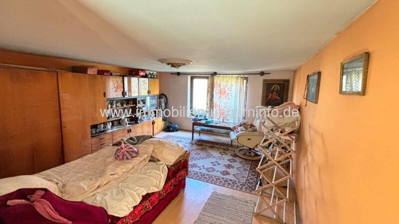 Bauernhaus im Kreis Tolna, mit großem Nebengebäude