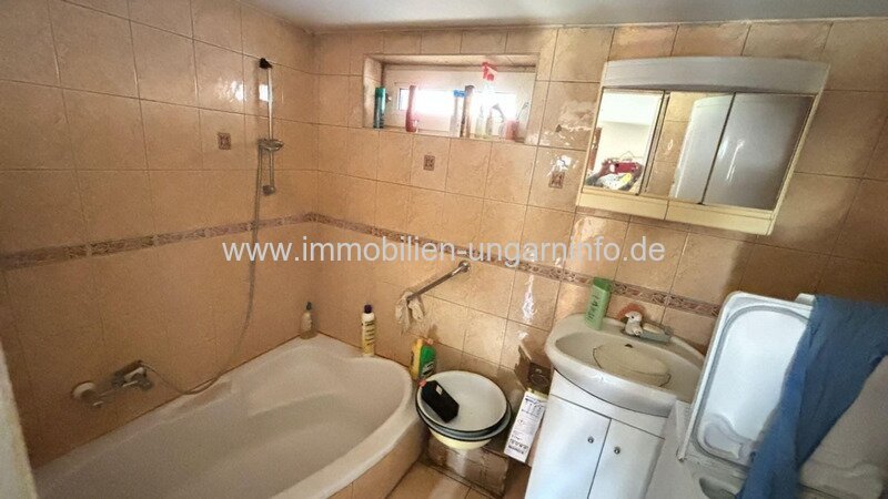 Bauernhaus im Kreis Tolna, mit großem Nebengebäude