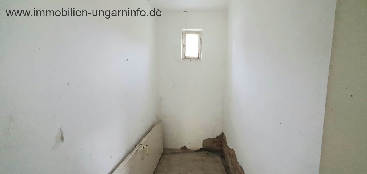 Zu renovierendes Einfamilienhaus in der Nähe des Plattensees mit großem Grundstück