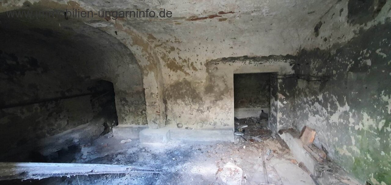 250 m² Gebäude mit 0,5 Hektar Grundstück in der Nähe des Plattensees zu verkaufen