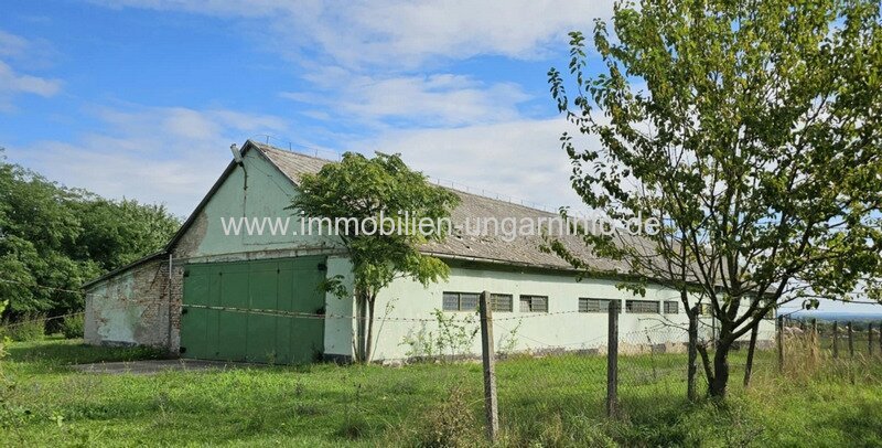 In Marcali steht eine Betriebsstätte mit einer Fläche von 2,8 Hektar zum Verkauf.
