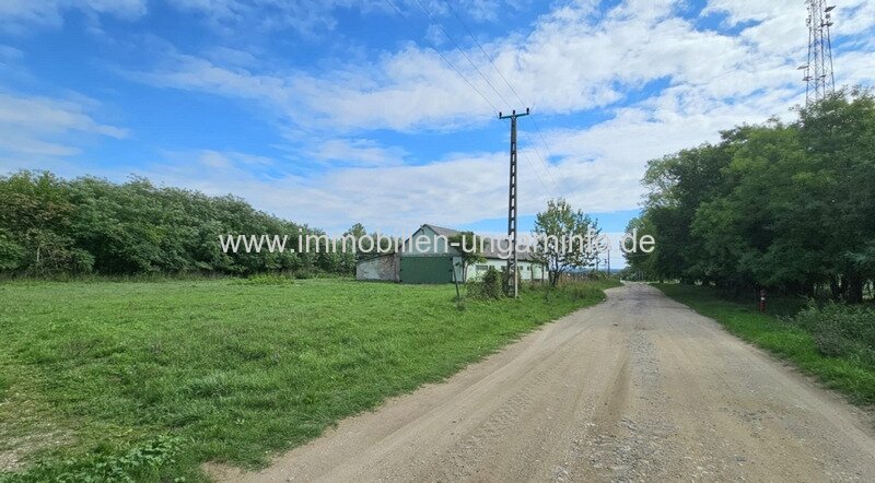 In Marcali steht eine Betriebsstätte mit einer Fläche von 2,8 Hektar zum Verkauf.