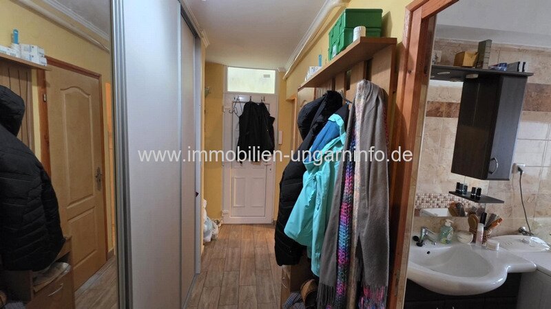 In Marcali (12 km vom Balaton entfernt) steht eine 2-Zimmer-Wohnung mit Balkon zum Verkauf