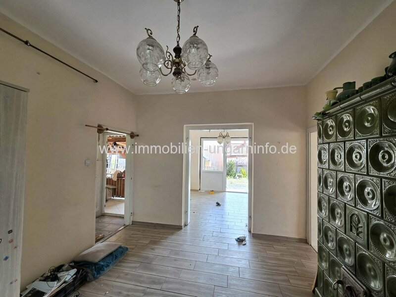 Geräumiges Einfamilienhaus zu verkaufen - mit Nebengebäuden, in hervorragender Lage