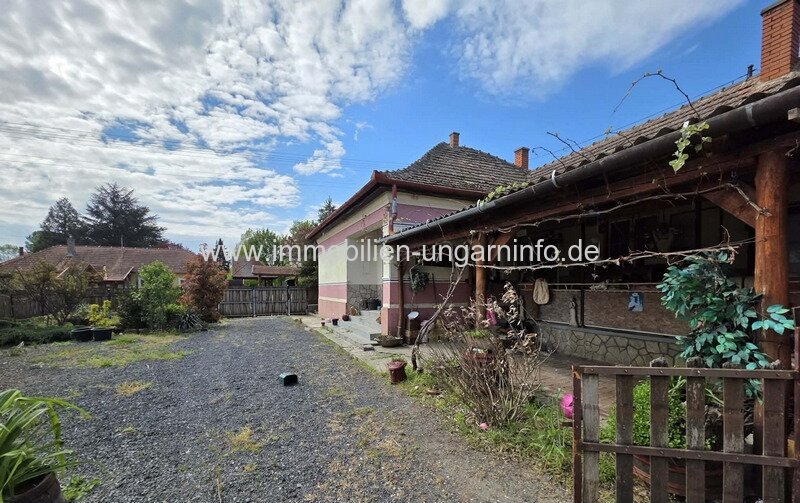 Geräumiges Einfamilienhaus zu verkaufen - mit Nebengebäuden, in hervorragender Lage