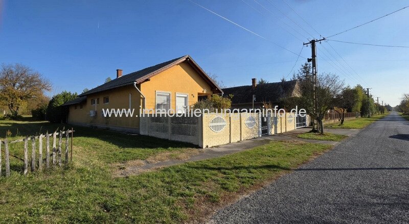 Zum verkauf steht ein gemütliches Einfamilienhaus mit grossem Grundstück
