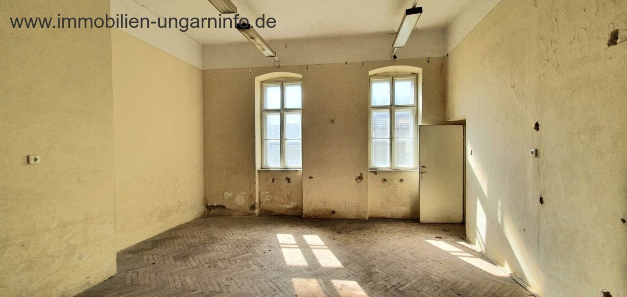 250 m² Gebäude mit 0,5 Hektar Grundstück in der Nähe des Plattensees zu verkaufen