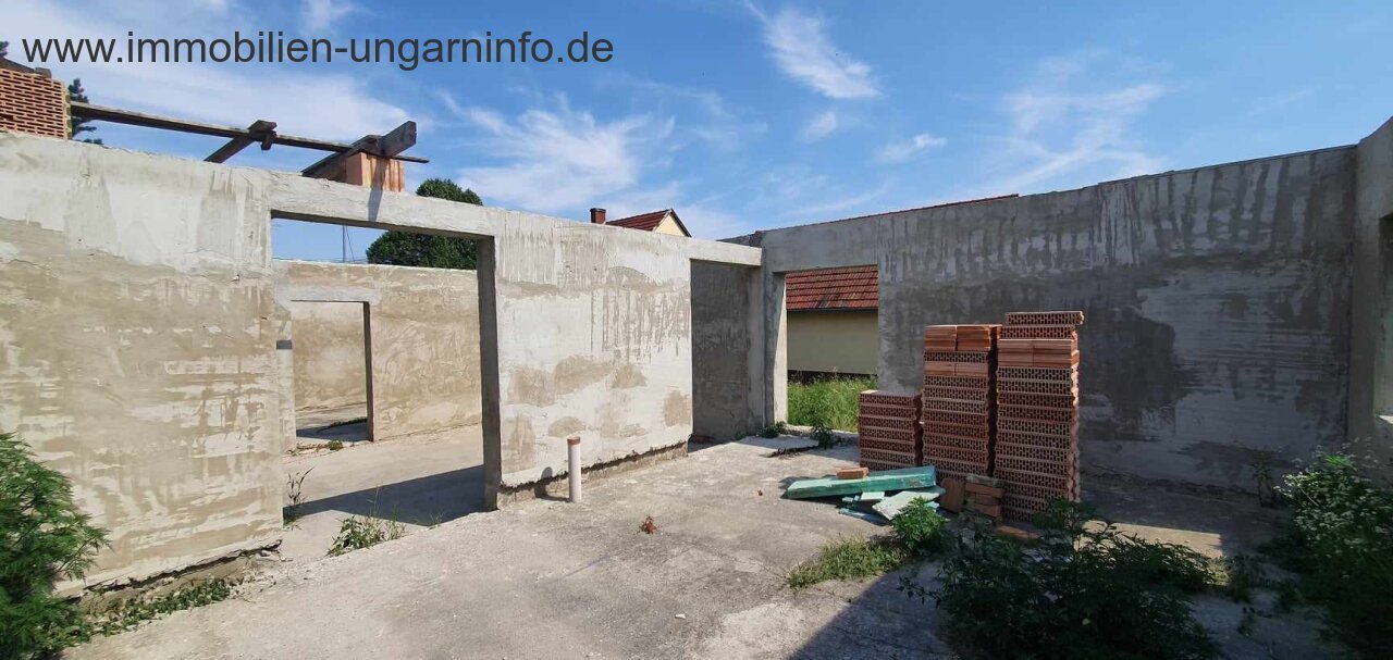 Im Bau befindliches Einfamilienhaus in einer Kleinstadt in der Nähe des Plattensees zu einem günstigen Preis zu verkaufen