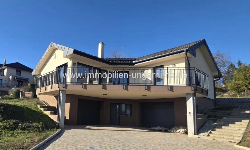 Neubau-Einfamilienhaus in der Region Nord-Balaton mit Panoramablick auf den Balaton 