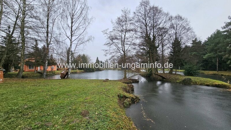 Familienanwesen im Kreis Zala zu verkaufen. Mit Haus am See, Wirtschaftsgebäude, 5,9 Hektar Land.
