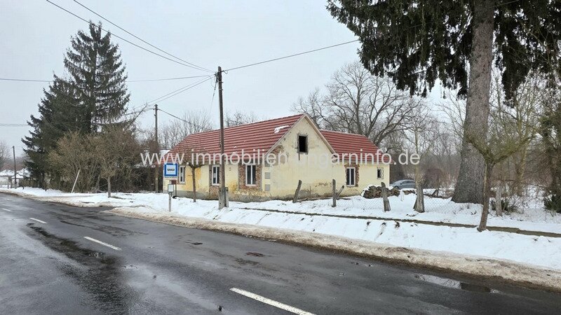 Einfamilienhaus mit neuem Dach, in Renovierung