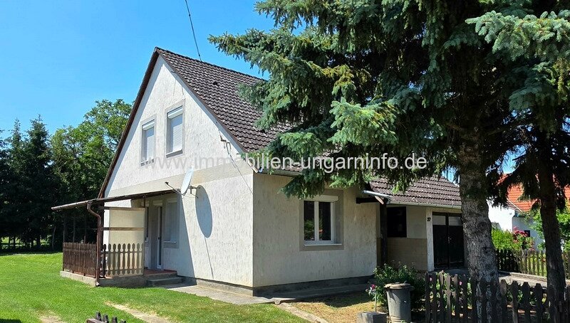 Einfamilienhaus mit ausgebautem Dachgeschoss in Kéthely zu verkaufen (6 km vom Balaton entfernt) 