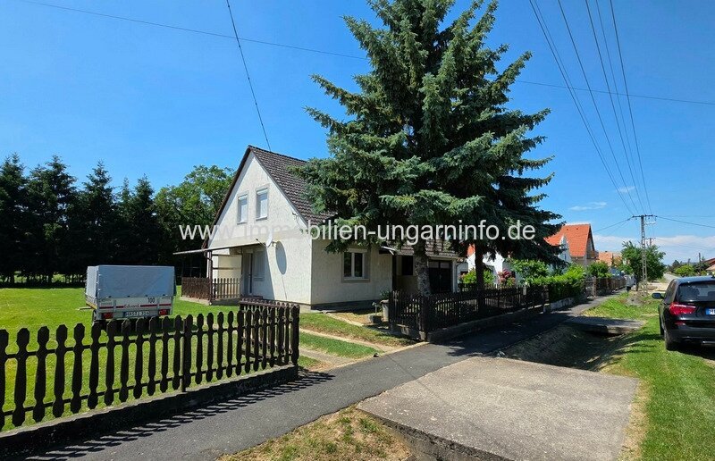 Einfamilienhaus mit ausgebautem Dachgeschoss in Kéthely zu verkaufen (6 km vom Balaton entfernt)
