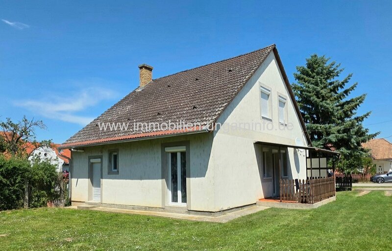Einfamilienhaus mit ausgebautem Dachgeschoss in Kéthely zu verkaufen (6 km vom Balaton entfernt)