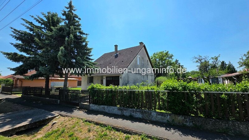 Einfamilienhaus mit ausgebautem Dachgeschoss in Kéthely zu verkaufen (6 km vom Balaton entfernt)